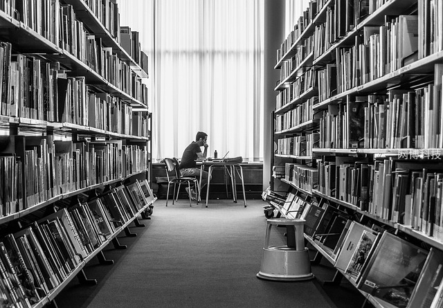 “深夜12点，你在家刷手机焦虑？这里有一盏灯专为‘学不进去’的你而亮！”